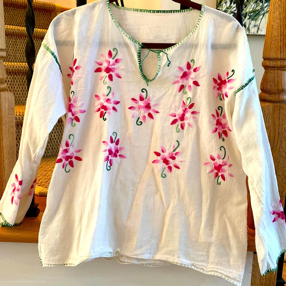 Gauze embroidered blouse with retro feel